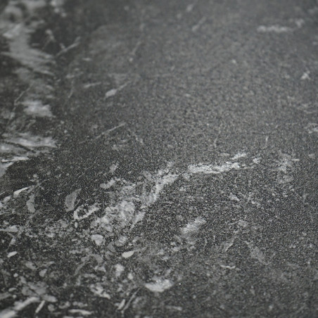 Un carreau gris foncé présente un subtil motif marbré blanc, créant une apparence sophistiquée et texturée adaptée aux intérieur