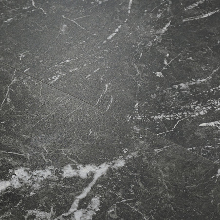 Un carreau sombre de style marbre présente des veines blanches. Il est disposé parallèlement à des carreaux similaires, créant u