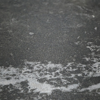 Un carreau gris foncé avec des motifs marbrés blancs tourbillonne sur la surface, créant un aspect texturé semblable à de la pie