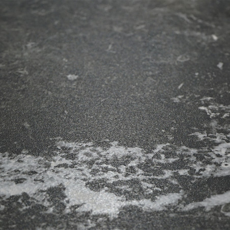 Un carreau gris foncé avec des motifs marbrés blancs tourbillonne sur la surface, créant un aspect texturé semblable à de la pie