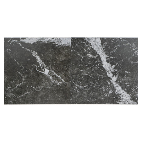 Les carreaux de marbre foncé présentent des veines tourbillonnantes blanches et grises, créant une apparence dramatique et natur