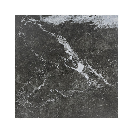 Carreau de marbre carré aux teintes gris foncé et noir avec des veines blanches, reposant à plat sur un fond blanc uni.