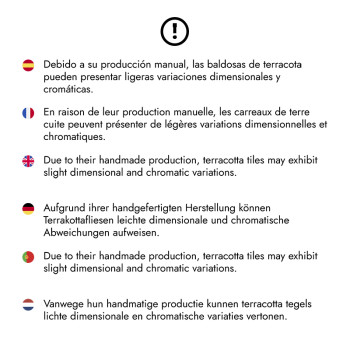 Een waarschuwingsbord en meertalige tekst beschrijven mogelijke dimensionale en chromatische variaties in handgemaakte terracott