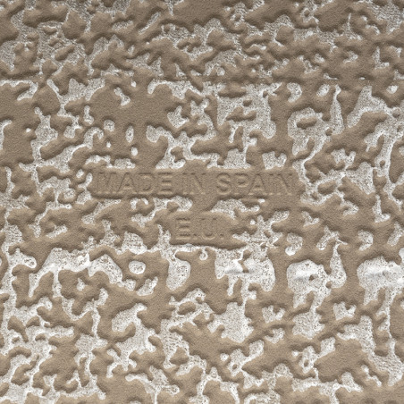 De keramische tegel heeft een gestructureerd, onregelmatig patroon met verhoogde beige en witte vlakken. De tekst luidt MADE IN 