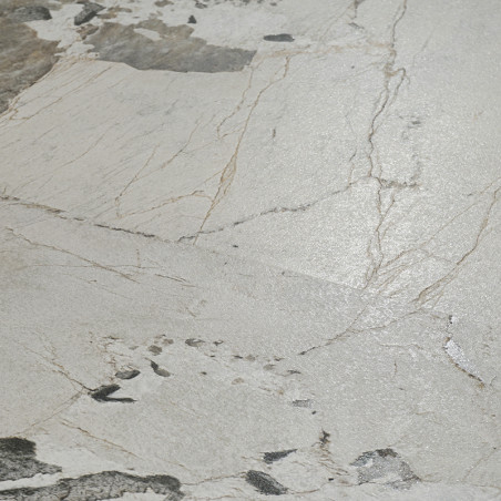 Een gladde, getextureerde tegel vertoont een natuursteenpatroon met lichtgrijze en beige tinten, met donkere, onregelmatige nerv