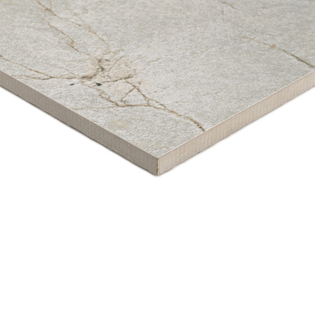 Een platte, vierkante tegel met een grijs steenachtig oppervlak met vage, natuurlijke nerfpatronen. schuin geplaatst tegen een w