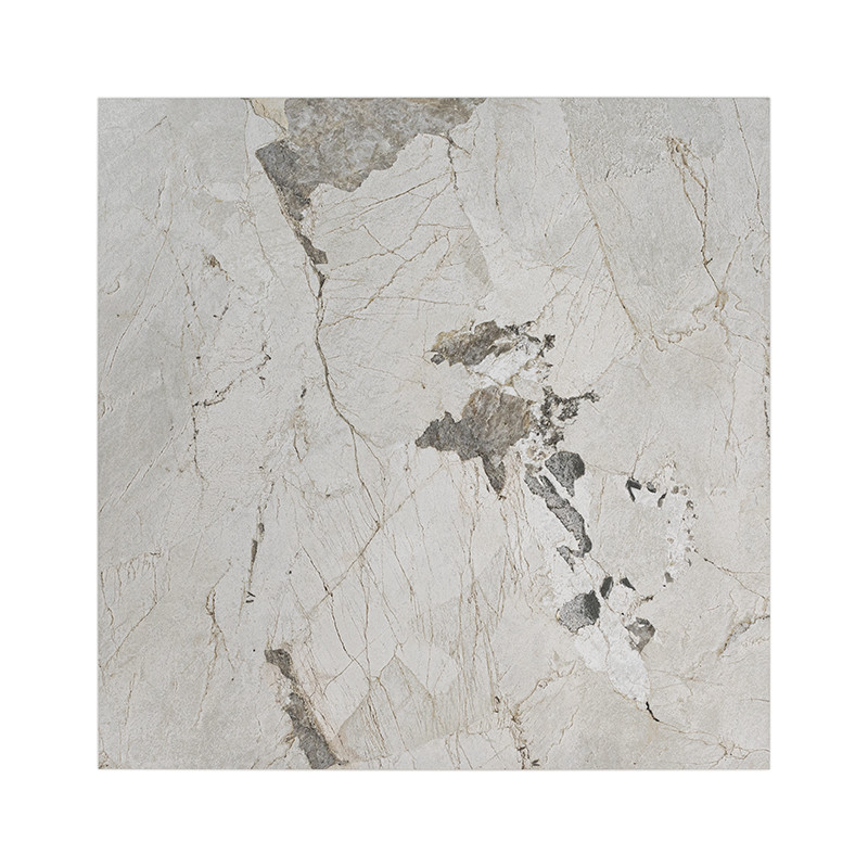 Een vierkante tegel vertoont een natuursteenpatroon met abstracte grijze en beige aderen, dat lijkt op ruw marmer, tegen een eff