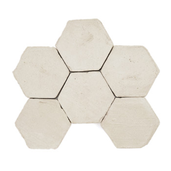 Carreaux hexagonaux en terre cuite disposés étroitement les uns contre les autres, formant un motif en nid d'abeille, sur un fon