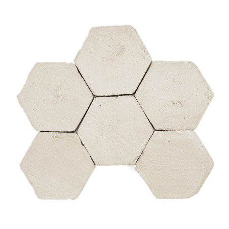 Sechseckige Terrakottafliesen, die eng aneinander angeordnet sind und ein Wabenmuster bilden, vor einem schlichten Hintergrund. Sechseckige Terrakottafliesen, die eng aneinander angeordnet sind und ein Wabenmuster bilden, vor einem schlichten Hintergrund.