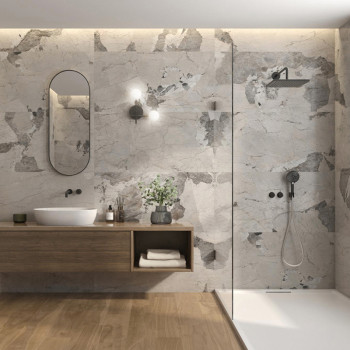 Ein minimalistisches Badezimmer verfügt über einen Holzwaschtisch mit rundem Waschbecken, einen ovalen Spiegel darüber und eine 