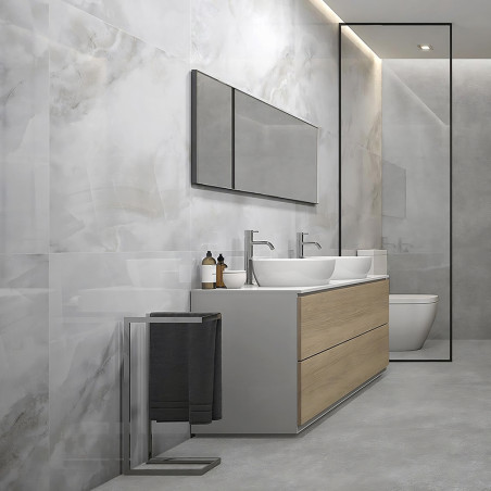 Een badkamermeubel met dubbele wastafels en een houten kast staat tegen een marmeren muur, onder een lange spiegel in een minima