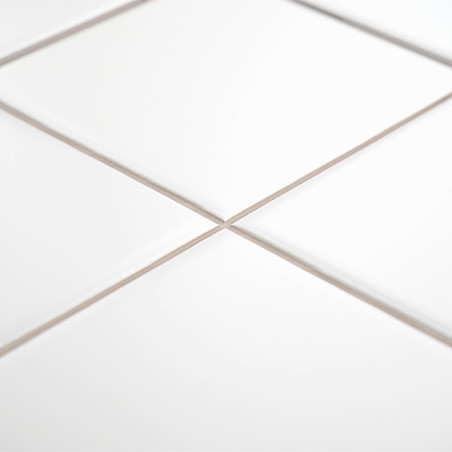 Witte keramische tegels met een glanzende afwerking vormen een rasterpatroon, verbonden door dunne voeglijnen, in een heldere, s