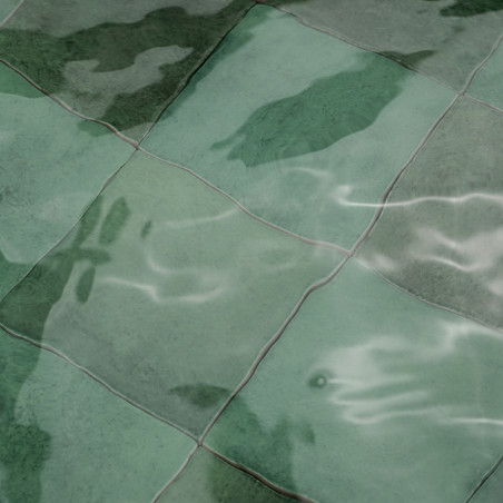Les carreaux de céramique verte, partiellement immergés, reflètent la lumière et l'eau, créant un effet ondulé et tranquille dan Les carreaux de céramique verte, partiellement immergés, reflètent la lumière et l'eau, créant un effet ondulé et tranquille dan