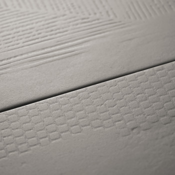 O ladrilho apresenta texturas lineares sutis e padrões xadrez, criando um design minimalista. Ele repousa em um ambiente suave e