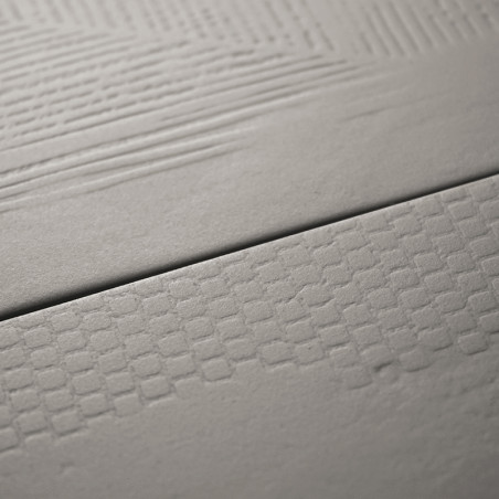 Die Fliese verfügt über subtile, lineare Texturen und karierte Muster, die ein minimalistisches Design schaffen. Es ruht in eine