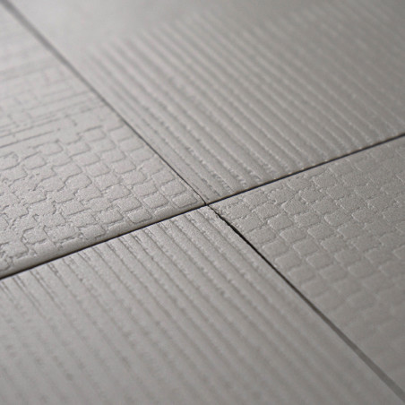 Quatro ladrilhos quadrados com um padrão de grade texturizado estão perfeitamente alinhados em uma vista de perto, enfatizando s