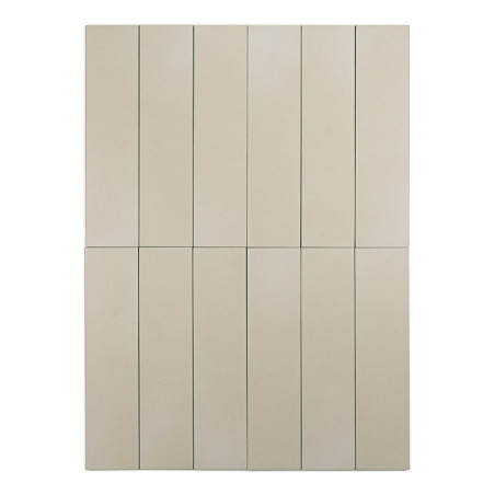 Los azulejos rectangulares de color beige están dispuestos vertical y horizontalmente, formando una cuadrícula simétrica sin tex