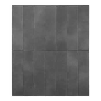 Un long carreau gris rectangulaire repose à plat, affichant une surface lisse et solide sans marques visibles, sur un fond blanc
