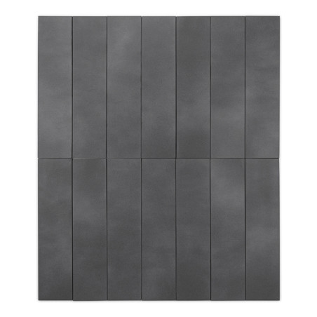 Los azulejos rectangulares oscuros dispuestos en forma de cuadrícula crean una superficie elegante y uniforme, ideal para diseño