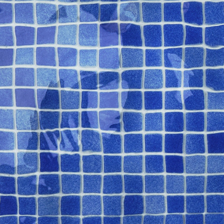 Blauwe vierkante tegels creëren een golvend, reflecterend patroon, wat de beweging van water over een betegeld zwembad- of badop Blauwe vierkante tegels creëren een golvend, reflecterend patroon, wat de beweging van water over een betegeld zwembad- of badop