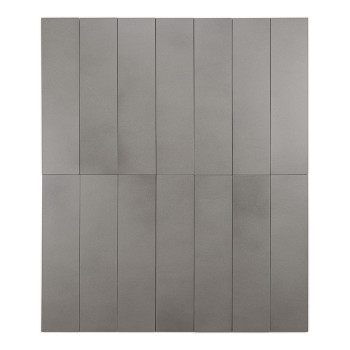Un long carreau rectangulaire gris repose verticalement sur un fond blanc, soulignant sa surface lisse et son design minimaliste