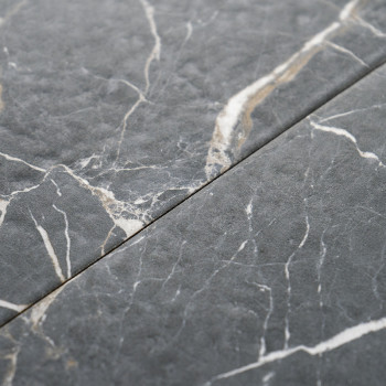 Les carreaux de marbre gris présentent des veines blanches complexes, étroitement alignées dans une jonction harmonieuse, créant