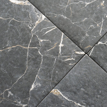 Quatre carreaux gris se croisent, présentant des veines semblables à du marbre blanc et marron clair. Ils créent un aspect textu