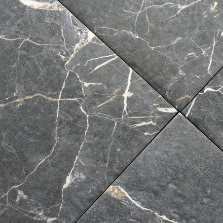 Quatre carreaux gris se croisent, présentant des veines semblables à du marbre blanc et marron clair. Ils créent un aspect textu