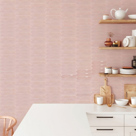 Ladrilhos hexagonais rosa formam um backsplash decorativo, realçando uma cozinha com prateleiras de madeira contendo louças e tá Ladrilhos hexagonais rosa formam um backsplash decorativo, realçando uma cozinha com prateleiras de madeira contendo louças e tá