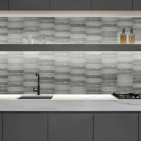 Een moderne keuken is voorzien van langwerpige zeshoekige tegels als achterwand, met een matzwarte kraan en gootsteen, onder zac