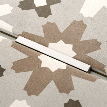 Les carreaux présentant un motif géométrique en étoile, chacun avec des nuances de beige et de marron, sont disposés ensemble, c