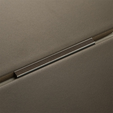 Una moldura de metal descansa entre dos azulejos de color gris mate, formando una costura precisa en un diseño moderno y minimal Una moldura de metal descansa entre dos azulejos de color gris mate, formando una costura precisa en un diseño moderno y minimal