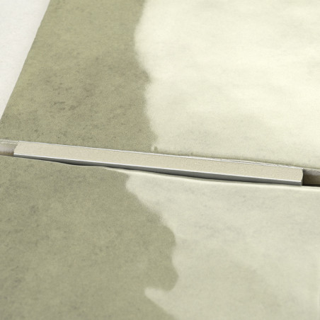 Zwei benachbarte Fliesen treffen auf einen dünnen Metallstreifen, der sie trennt. Die Fliesen haben eine verlaufende Textur, die Zwei benachbarte Fliesen treffen auf einen dünnen Metallstreifen, der sie trennt. Die Fliesen haben eine verlaufende Textur, die