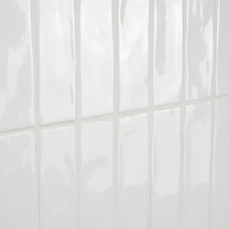 Glänzend weiße rechteckige Fliesen reflektieren das Licht und vermitteln bei der gefliesten Wandgestaltung einen Eindruck von Sa