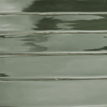 Les carreaux verts rectangulaires brillants sont alignés horizontalement, réfléchissant la lumière selon un motif subtil, créant