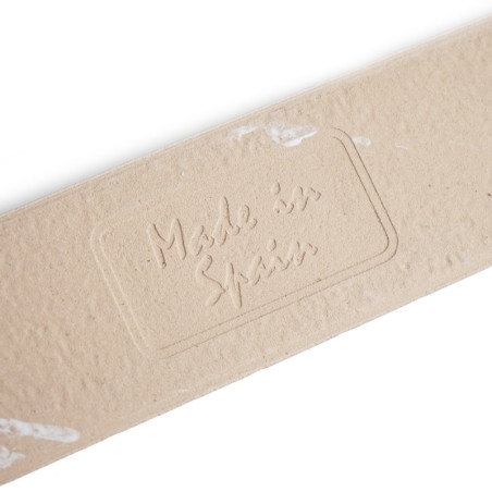 Um ladrilho texturizado, retangular e bege exibe o texto em relevo que diz "Made in Spain", com manchas brancas desgastadas, con Um ladrilho texturizado, retangular e bege exibe o texto em relevo que diz "Made in Spain", com manchas brancas desgastadas, con