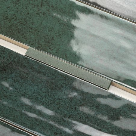 Grüne und blaugrüne Keramikfliese mit glänzender Oberfläche, mit länglichen rechteckigen Abschnitten und subtilen Texturvariatio Grüne und blaugrüne Keramikfliese mit glänzender Oberfläche, mit länglichen rechteckigen Abschnitten und subtilen Texturvariatio