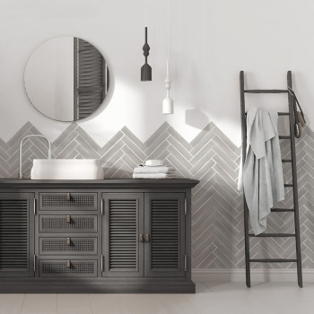 A cena do banheiro apresenta um armário preto com uma pia branca, posicionado contra uma parede de azulejos cinza em espinha. Um