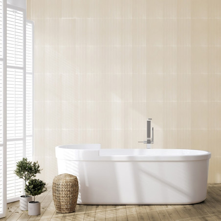 Une baignoire blanche se trouve au centre du carrelage mural beige, entourée de parquet. A proximité, un panier en osier et des 