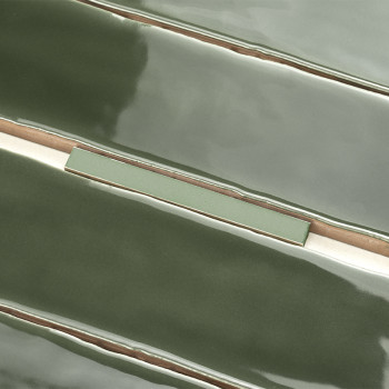 Les carreaux rectangulaires vert brillant sont disposés avec des lignes de coulis visibles et un décalage d'un carreau, créant u