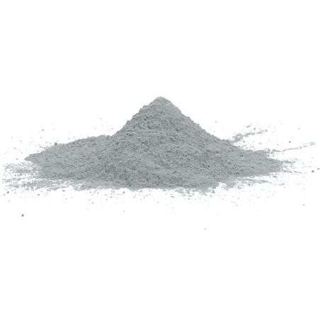 Un petit tas de poudre fine et grise repose sur une surface blanche et unie, ressemblant à une texture de ciment ou de résine.