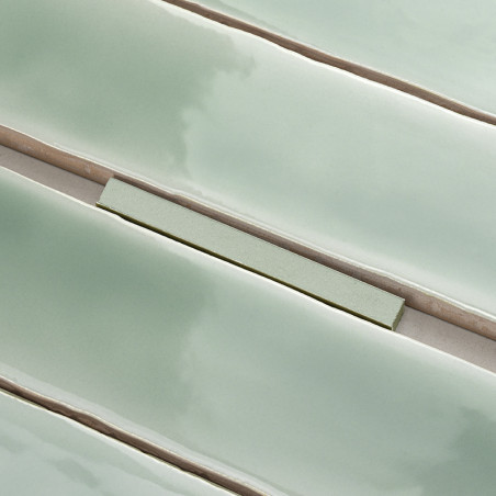 Lange, glanzende groene tegels die in parallelle rijen zijn uitgelijnd, waardoor een glad, reflecterend oppervlak ontstaat met z Lange, glanzende groene tegels die in parallelle rijen zijn uitgelijnd, waardoor een glad, reflecterend oppervlak ontstaat met z