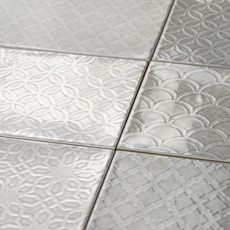 Ladrilhos quadrados com padrões geométricos em relevo interligam-se perfeitamente, apresentando designs circulares sobrepostos e Ladrilhos quadrados com padrões geométricos em relevo interligam-se perfeitamente, apresentando designs circulares sobrepostos e