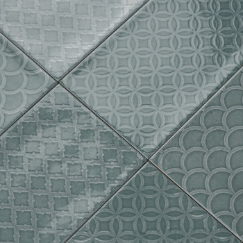 Une collection de carreaux verts présente des motifs géométriques, notamment des cercles, des losanges et des pétoncles, créant 
