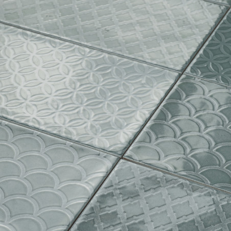 Los azulejos rectangulares muestran variados patrones en relieve (círculos, escamas y diseños en forma de cuadrícula) en un mate Los azulejos rectangulares muestran variados patrones en relieve (círculos, escamas y diseños en forma de cuadrícula) en un mate