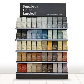 Auf den Regalen eines Ladens mit Fliesenboden stehen farbenfrohe Harz-Zement-Beutel mit der Aufschrift „Fugabella Color kerakoll