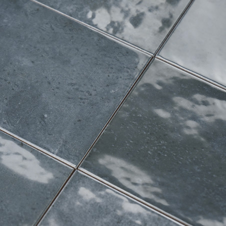 Vierkante tegels hebben een glanzende, marmerachtige afwerking met grijstinten en witte wervelingen, die een strak, reflecterend Vierkante tegels hebben een glanzende, marmerachtige afwerking met grijstinten en witte wervelingen, die een strak, reflecterend