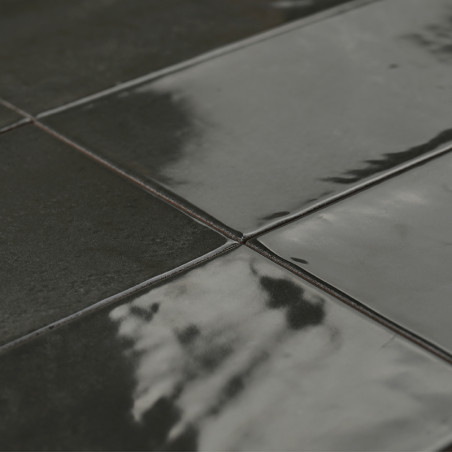Glanzende, donkergroene tegels met subtiele schakeringen creëren een reflecterend oppervlak, gelegd in een uniform rasterpatroon