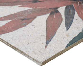 Keramische tegel met een bloemmotief met rode bloemblaadjes en groene bladeren. geplaatst op een gespikkelde beige achtergrond, 