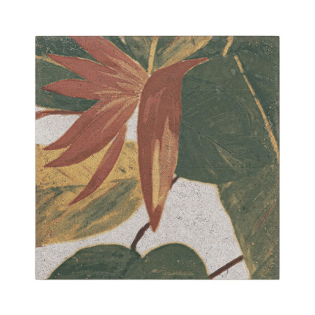 Um azulejo decorativo exibe uma flor estilizada laranja e amarela com pétalas pontiagudas sobrepostas a folhas verdes exuberante